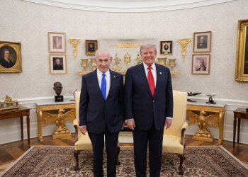 Benjamin Netanyahu e Donald Trump posano insieme in una stanza. Netanyhau da Trump nello Studio Ovale: "Allineati sulle scelte in Iran"