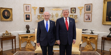 Benjamin Netanyahu e Donald Trump posano insieme in una stanza. Netanyhau da Trump nello Studio Ovale: "Allineati sulle scelte in Iran"