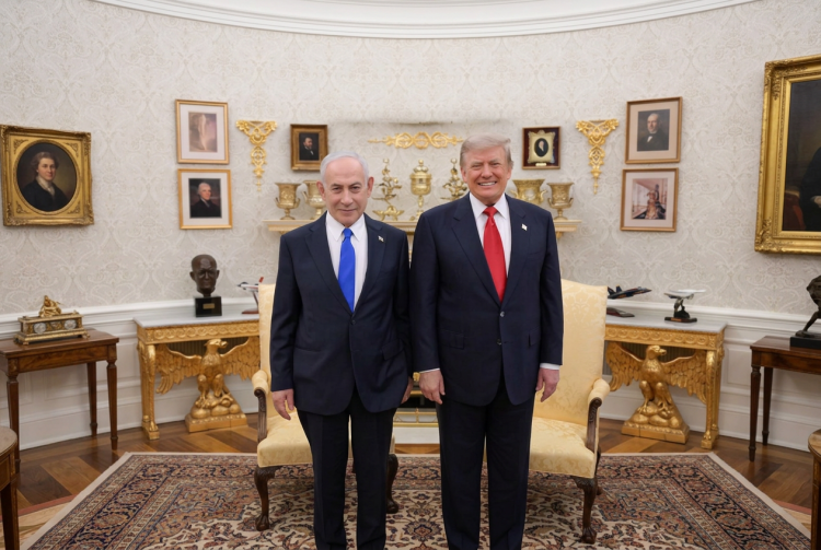 Benjamin Netanyahu e Donald Trump posano insieme in una stanza. Netanyhau da Trump nello Studio Ovale: "Allineati sulle scelte in Iran"