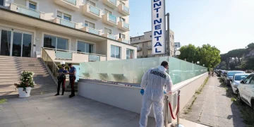 Carabinieri investigano ingresso Hotel Continental, Milano Marittima