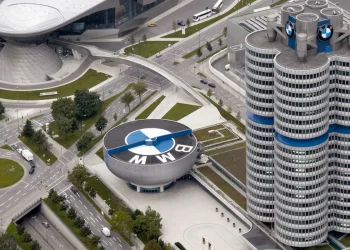 Vista aerea della sede centrale BMW a Monaco, traffico circostante.