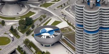 Vista aerea della sede centrale BMW a Monaco, traffico circostante.