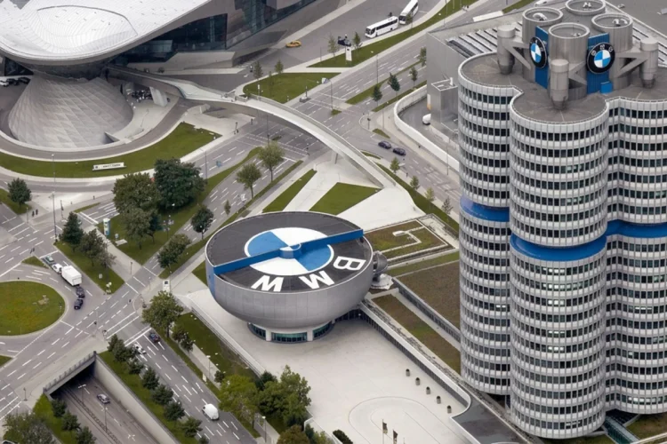 Vista aerea della sede centrale BMW a Monaco, traffico circostante.