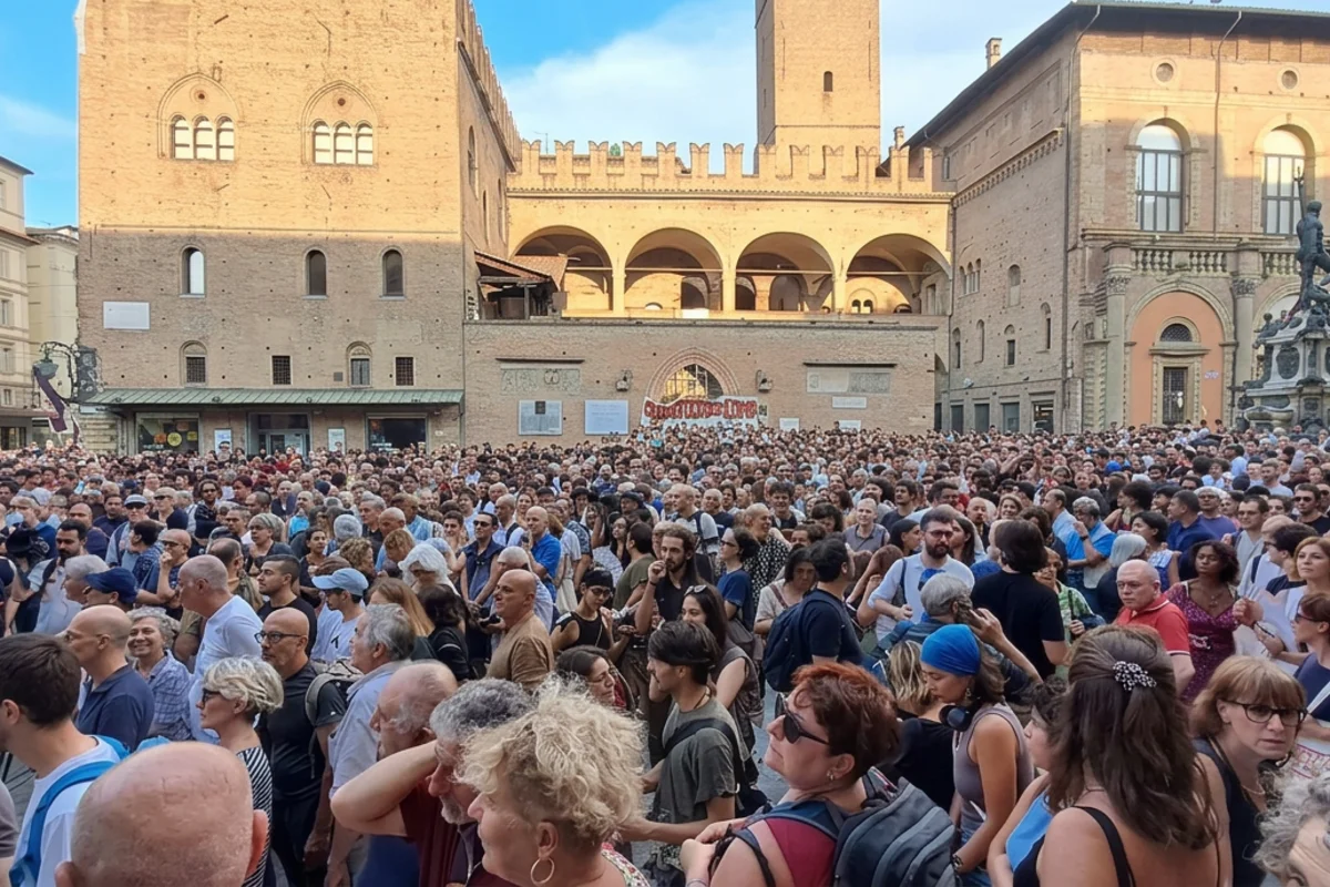 Bologna, scontri dopo il corteo per Abderrahim Fakir: bomba carta, lacrimogeni e idranti