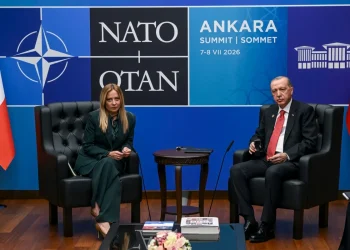 Giorgia Meloni e Recep Tayyip Erdoğan seduti a un tavolo NATO.
