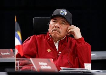 Daniel Ortega, presidente nicaraguense, ascolta con espressione seria e berretto nero. Daniel Ortega annuncia: “In Nicaragua non ci saranno più elezioni, il popolo ha già scelto”