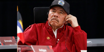 Daniel Ortega, presidente nicaraguense, ascolta con espressione seria e berretto nero. Daniel Ortega annuncia: “In Nicaragua non ci saranno più elezioni, il popolo ha già scelto”