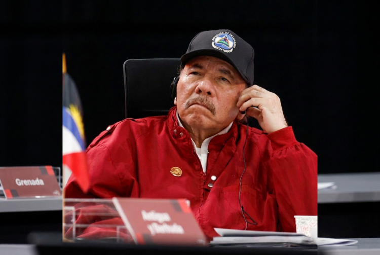 Daniel Ortega, presidente nicaraguense, ascolta con espressione seria e berretto nero. Daniel Ortega annuncia: “In Nicaragua non ci saranno più elezioni, il popolo ha già scelto”