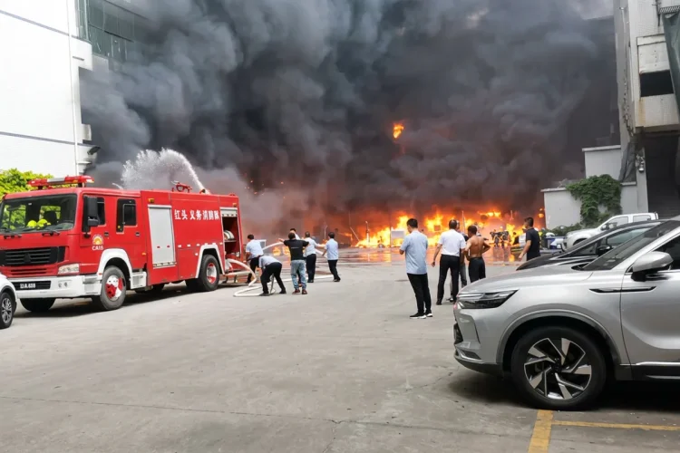 Incendio in una fabbrica di scarpe a Jinjiang: vittime segnalate