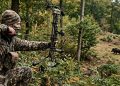 Uomo caccia cinghiale con arco