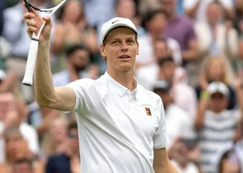 Jannik Sinner esulta al Roland Garros con racchetta in mano.