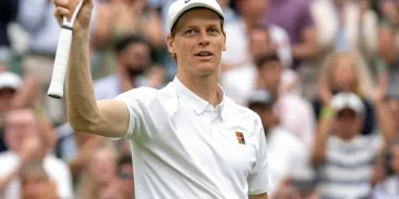 Jannik Sinner esulta al Roland Garros con racchetta in mano.