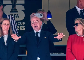 Gianni Infantino parla ad un evento FIFA, logo Mondiale 2026