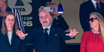 Gianni Infantino parla ad un evento FIFA, logo Mondiale 2026