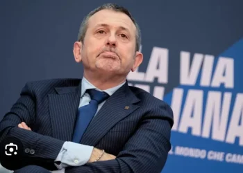 Andrea Delmastro Delle Vedove in completo scuro e cravatta blu