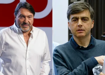 Marco Lavitola con camicia bianca e Sigfrido Ranucci con maglione blu.