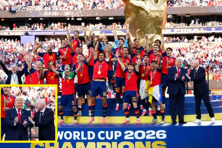 Donald Trump con Gianni Infantino durante la premiazione della nazionale spagnola ai Mondiali 2026