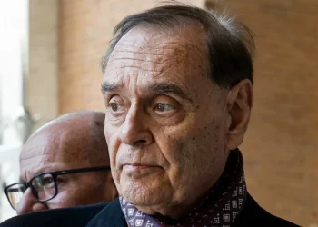 Clemente Mastella in primo piano col volto leggermente corrucciato parla del tumore