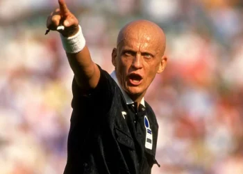 Pierluigi Collina arbitro FIFA urla indicando, fischietto al polso