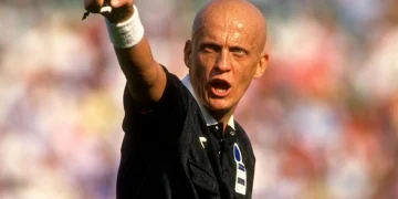 Pierluigi Collina arbitro FIFA urla indicando, fischietto al polso