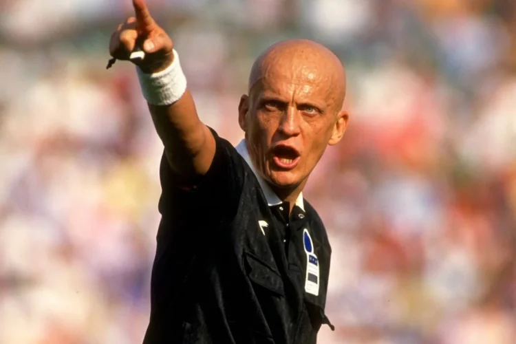 Pierluigi Collina arbitro FIFA urla indicando, fischietto al polso