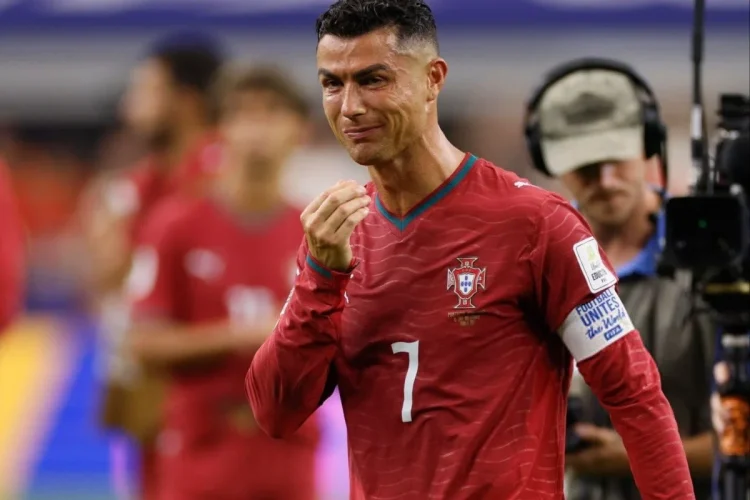 Cristiano Ronaldo in lacrime con la maglia del Portogallo