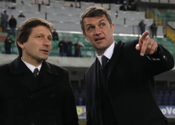 Paolo Maldini e Leonardo osservano il campo da calcio