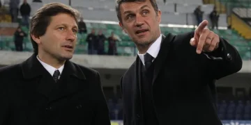 Paolo Maldini e Leonardo osservano il campo da calcio