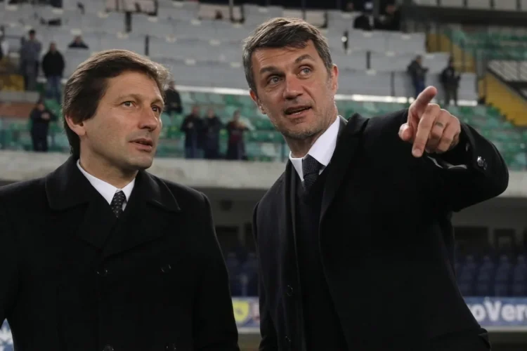 Paolo Maldini e Leonardo osservano il campo da calcio