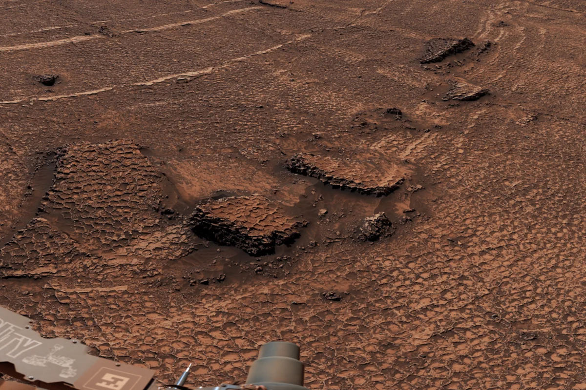 Superficie marziana con texture esagonali ripresa dal rover Curiosity