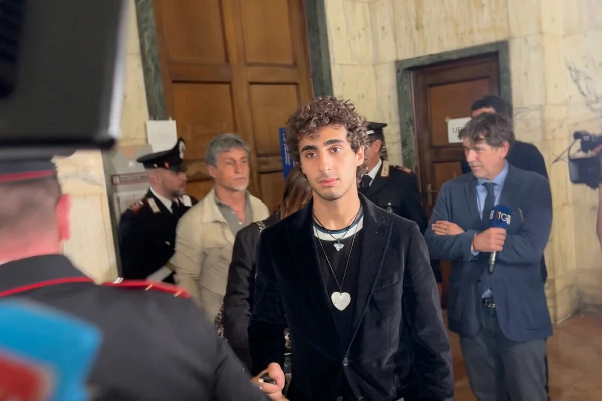 Davide Cavallo abbraccia ancora i suoi aggressori al processo: commozione in aula