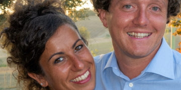 Davide e Chiara sorridono felici in una giornata di sole. Dolomiti, ritrovati vivi dopo 5 giorni i due escursionisti dispersi Davide e Chiara