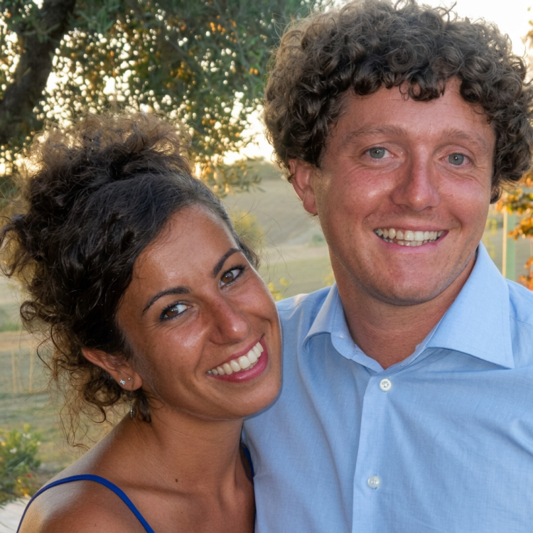 Davide e Chiara sorridono felici in una giornata di sole. Dolomiti, ritrovati vivi dopo 5 giorni i due escursionisti dispersi Davide e Chiara