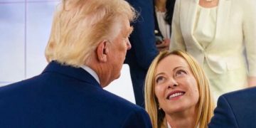 Trump attacca ancora Meloni: su Truth il meme con “serve un ordine restrittivo”