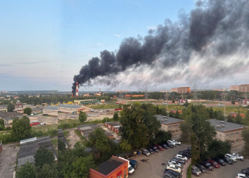 Grossa colonna di fumo nero si alza sopra la città. Attacco droni a Mosca: centinaia di velivoli lanciati da Kiev
