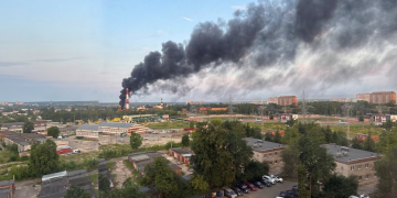 Grossa colonna di fumo nero si alza sopra la città. Attacco droni a Mosca: centinaia di velivoli lanciati da Kiev