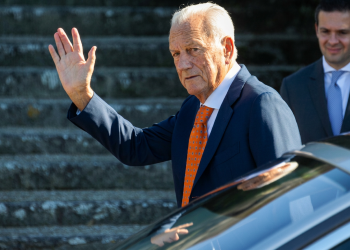 Paolo Fresco anziano con giacca blu saluta mano aperta. È Morto A 93 Anni Paolo Fresco, Presidente Della Fiat