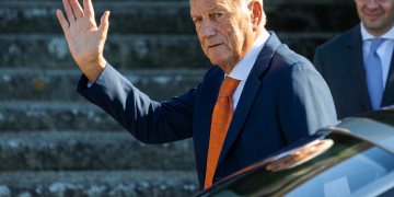 Paolo Fresco anziano con giacca blu saluta mano aperta. È Morto A 93 Anni Paolo Fresco, Presidente Della Fiat
