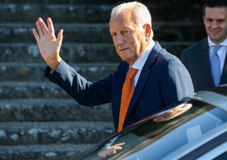 Paolo Fresco anziano con giacca blu saluta mano aperta. È Morto A 93 Anni Paolo Fresco, Presidente Della Fiat