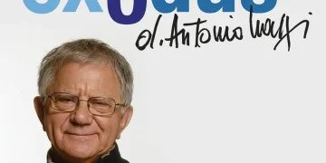 Ritratto di Don Antonio Mazzi, sorridente, indossa occhiali