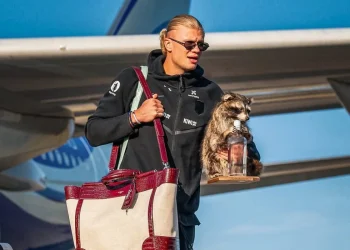 Erling Haaland scende dall'aereo con un procione