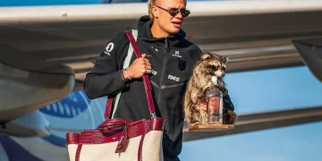 Erling Haaland scende dall'aereo con un procione