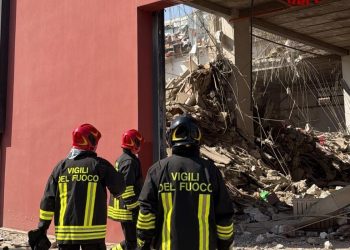 Esplosione a Messina, crolla una palazzina: cinque feriti gravi e si cercano dispersi