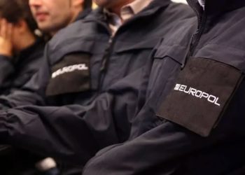 Europol smantella una rete di trafficanti di migranti nei Balcani: sette arresti