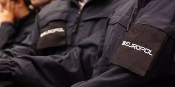 Europol smantella una rete di trafficanti di migranti nei Balcani: sette arresti