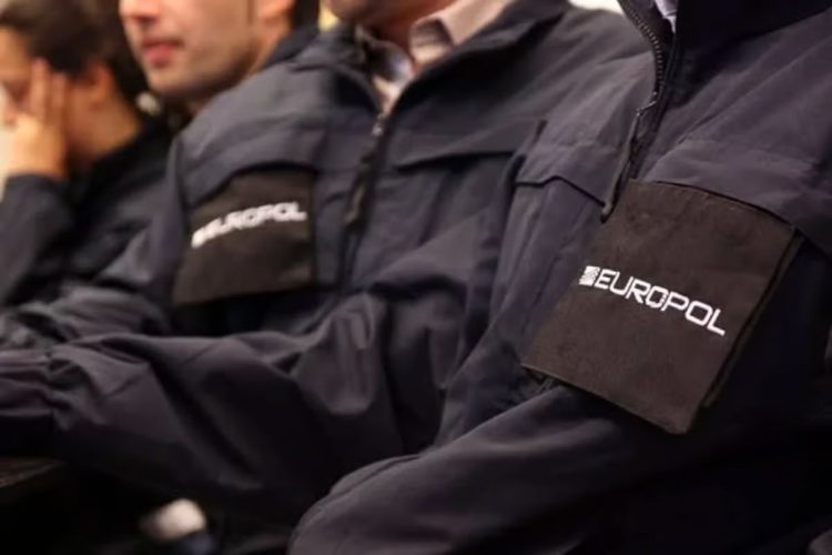 Europol smantella una rete di trafficanti di migranti nei Balcani: sette arresti