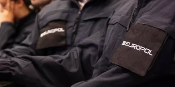 Agenti Europol in giacca con logo durante un’operazione