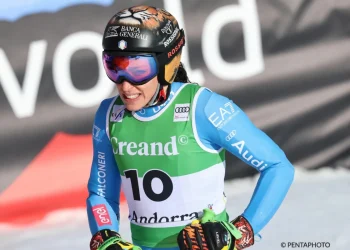 Federica Brignone scia indossando tuta azzurra e casco con maschera
