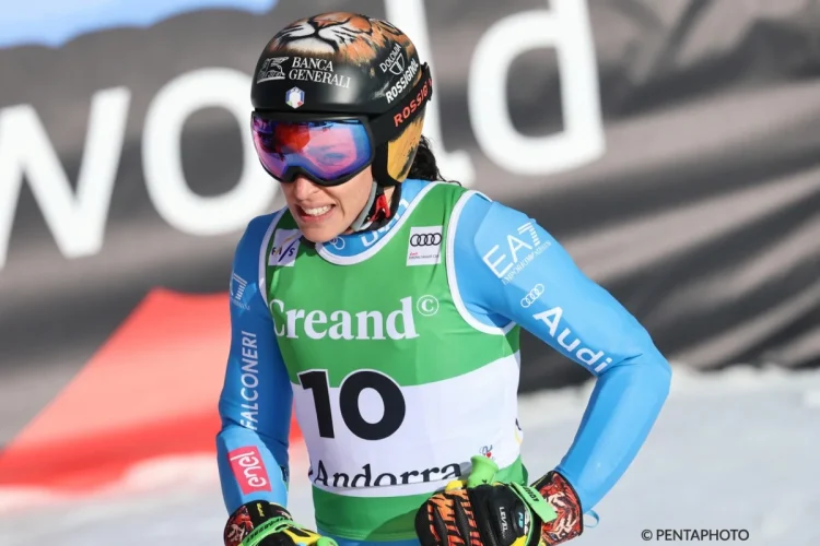 Federica Brignone scia indossando tuta azzurra e casco con maschera