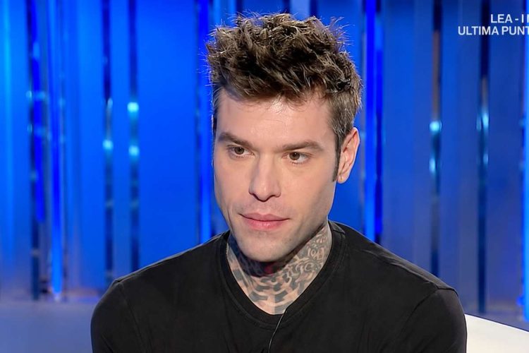 Fedez, il rapper e conduttore televisivo ricoverato in ospedale a Milano per problemi gastrici.